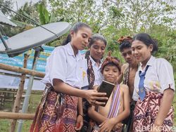 Menkomdigi Meutya Hafid Blusukan Cek Sinyal Internet di Pelosok NTT