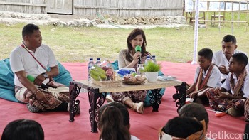 Dialog antara Menkomdigi Meutya Hafid dengan guru dan siswa-siswi SMP Negeri Amarasi, Kabupaten Kupang. Foto: Agus Tri Haryanto/detikINET