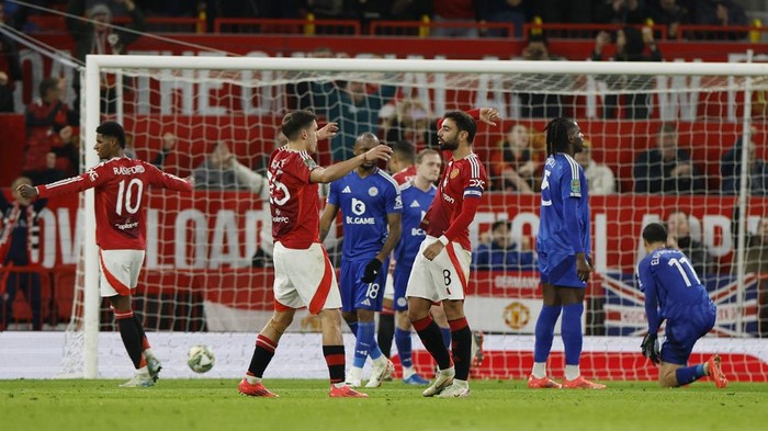 Soccer Football - Carabao Cup - Round of 16 - Manchester United v Leicester City - Old Trafford, Manchester, Britain - October 30, 2024 Manchester Uniteds Bruno Fernandes celebrates scoring their third goal with Manuel Ugarte Action Images via Reuters/Jason Cairnduff EDITORIAL USE ONLY. NO USE WITH UNAUTHORIZED AUDIO, VIDEO, DATA, FIXTURE LISTS, CLUB/LEAGUE LOGOS OR LIVE SERVICES. ONLINE IN-MATCH USE LIMITED TO 120 IMAGES, NO VIDEO EMULATION. NO USE IN BETTING, GAMES OR SINGLE CLUB/LEAGUE/PLAYER PUBLICATIONS. PLEASE CONTACT YOUR ACCOUNT REPRESENTATIVE FOR FURTHER DETAILS..