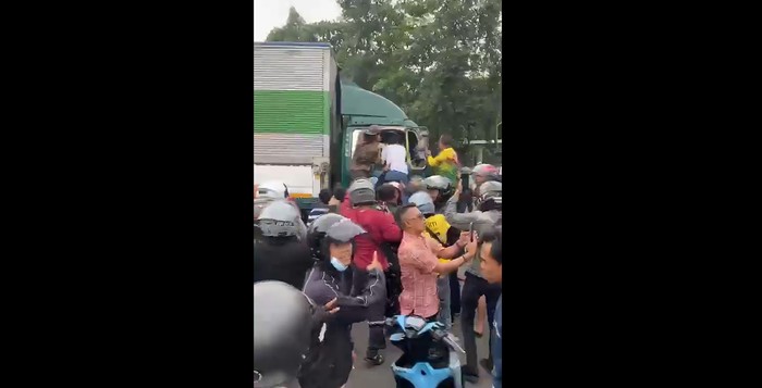 Sopir truk dI Cipondoh diamuk massa