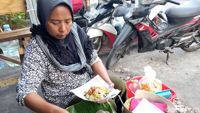 Suriah, pedagang makanan tradisional keliling di Cirebon