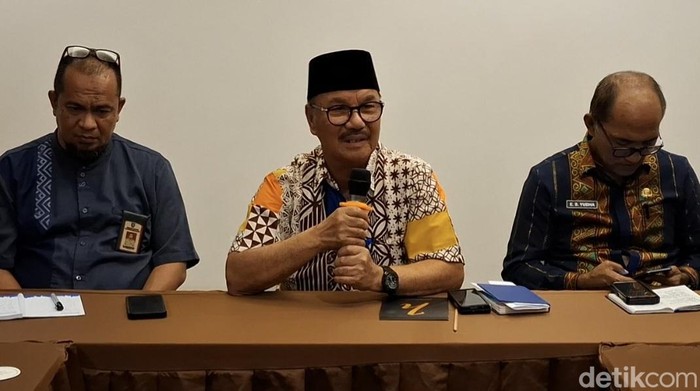Bupati Konawe Selatan, Surunuddin Dangga (tengah) saat konferensi pers terkait polemik pencopotan Camat Baito di Kendari.