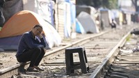 Para migran dari belasan negara itu membangun tenda di sepanjang rel kereta api selama perjalanan mereka menuju AS.  