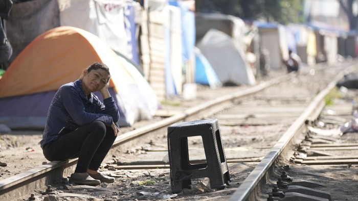 Tenda Migran Penuhi Bantaran Rel Kereta di Meksiko Venezuelan children tear off running as they hear a train approaching at a migrant tent encampment set up along railroad tracks, in Mexico City, Wednesday, Oct. 30, 2024. (AP Photo/Fernando Llano)