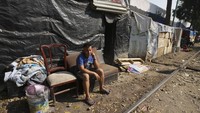 Gelombang imigran terus melakukan perjalanan dari perbatasan selatan Meksiko menuju perbatasan Amerika Serikat (AS) dengan berjalan kaki.  