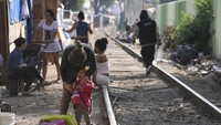 Perjuangan dilakukan untuk melintasi perbatasan Meksiko-AS. Mereka harus mencari tempat istirahat atau berlindung selama mencari celah untuk melintasi perbatasan.  