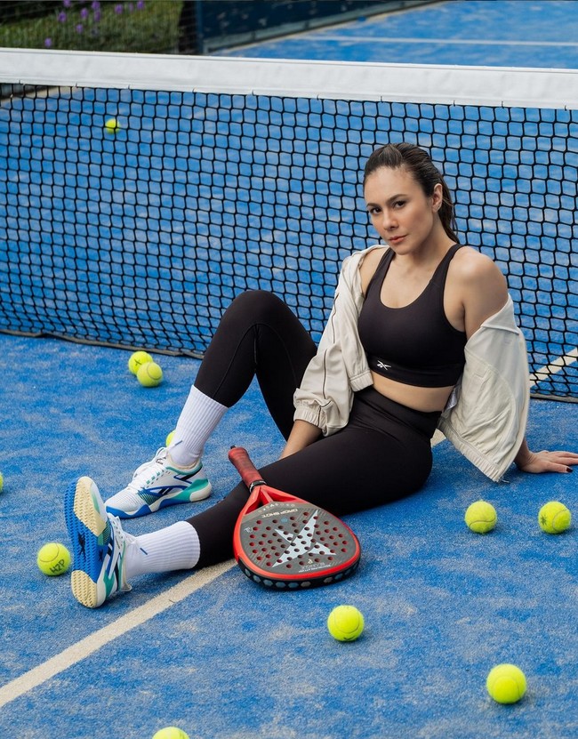 Wulan Guritno tampil total dengan busana olahraga saat bermain padel tennis. Aktris dan pengusaha ini mengenakan sports bra, legging dan jaket serta sneakers. Busana olahraga padel umumnya tak jauh berbeda dengan tennis, bisa terdiri dari kaus jersey, celana pendek, sports bra atau rok mini dengan harga mulai dari Rp 300 ribuan tergantung brand dan kualitas. Foto: Instagram