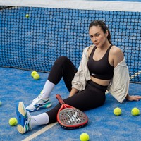 Wulan Guritno tampil total dengan busana olahraga saat bermain padel tennis. Aktris dan pengusaha ini mengenakan sports bra, legging dan jaket serta sneakers. Busana olahraga padel umumnya tak jauh berbeda dengan tennis, bisa terdiri dari kaus jersey, celana pendek, sports bra atau rok mini dengan harga mulai dari Rp 300 ribuan tergantung brand dan kualitas. Foto: Instagram