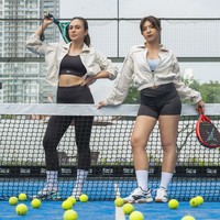 Shalom, anak Wulan Guritno, kompak bersama ibunda bermain padel tennis. Keduanya tampak pose bersama di lapangan dengan bola-bola padel. Bentuk dan warna bola padel mirip dengan tennis, hanya saja tekanannya saat memantul lebih rendah. Harga bola padel tennis umumnya mulai dari Rp 150 ribuan. Foto: Instagram