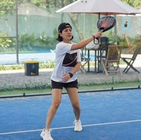 Padel tennis merupakan olahraga yang memadukan tennis dan squash. Aktris Lulu Tobing pun mencoba olahraga ini mengenakan sportswear simple, perpaduan t-shirt, celana pendek dan sneakers. Foto: Instagram