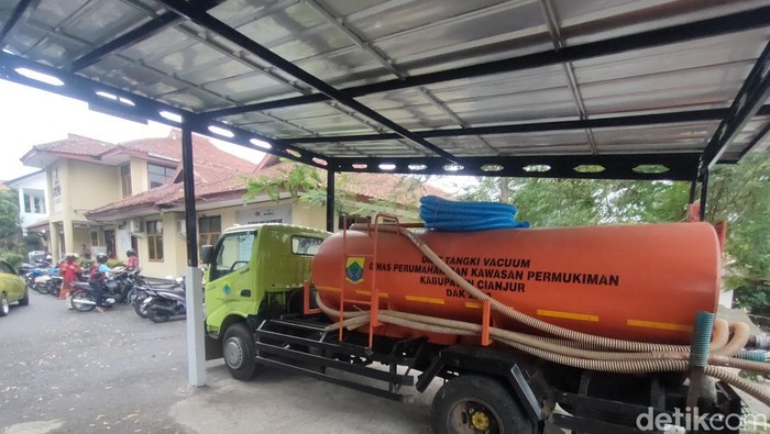 truk penyedotan kakus Kantor Dinas Perkim Cianjur