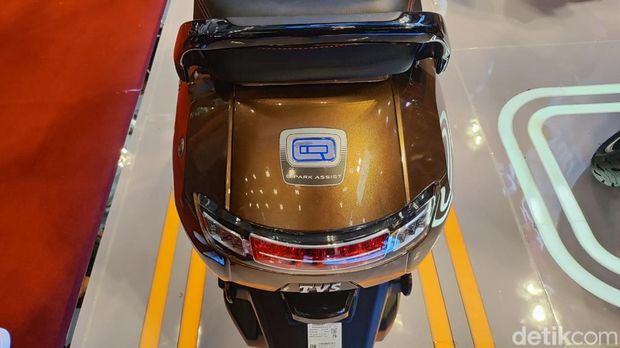TVS iQube Standard di IMOS 2024.