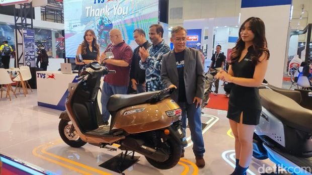 TVS iQube Standard di IMOS 2024.