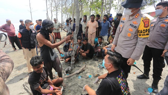 Waduh, Rombongan Imigran Rohingya Kembali Mendarat di Aceh Sejumlah imigran etnis Rohingya beristirahat menunggu pengarahan usai mendarat di pesisir pantai Desa Meunasah Asan, Kecamatan Madat, Aceh Timur, Aceh, Kamis (31/10/2024). Sebanyak 96 imigran etnis rohingya kembali mendarat di perairan Aceh, enam diantaranya meninggal dunia. ANTARA FOTO/Syifa Yulinnas/foc.