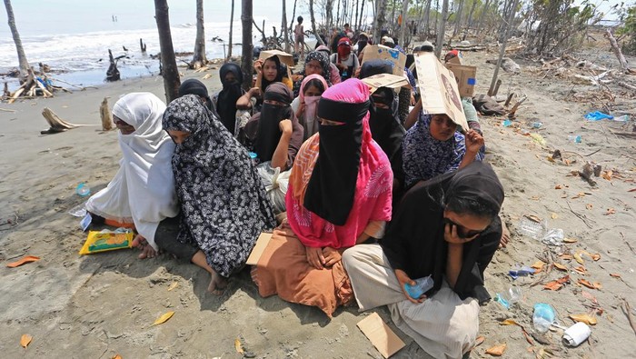 Waduh, Rombongan Imigran Rohingya Kembali Mendarat di Aceh Sejumlah imigran etnis Rohingya beristirahat menunggu pengarahan usai mendarat di pesisir pantai Desa Meunasah Asan, Kecamatan Madat, Aceh Timur, Aceh, Kamis (31/10/2024). Sebanyak 96 imigran etnis rohingya kembali mendarat di perairan Aceh, enam diantaranya meninggal dunia. ANTARA FOTO/Syifa Yulinnas/foc.