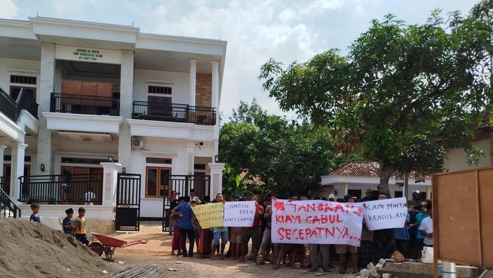 Warga di Bangkalan demo ponpes yang pengurusnya cabuli para santri