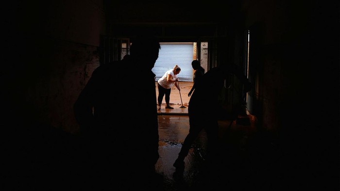 Warga Spanyol Mulai Bersih-bersih Lumpur Sisa Banjir Banjir yang menerjang Utiel dan Valencia sudah mulai surut. Warga pun mulai membersihkan lumpur sisa banjir di dalam rumahnya.