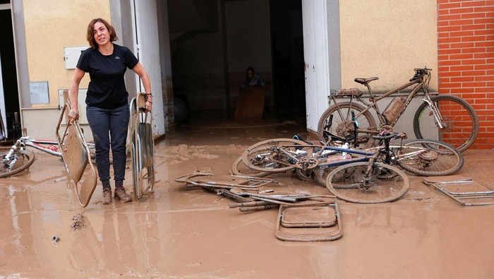 Banjir yang menerjang Utiel dan Valencia sudah mulai surut. Warga pun mulai membersihkan lumpur sisa banjir di dalam rumahnya.
