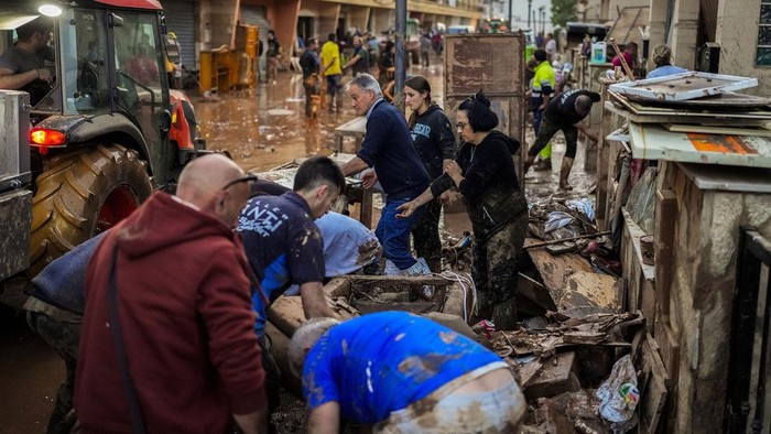 Warga Spanyol Mulai Bersih-bersih Lumpur Sisa Banjir Banjir yang menerjang Utiel dan Valencia sudah mulai surut. Warga pun mulai membersihkan lumpur sisa banjir di dalam rumahnya.