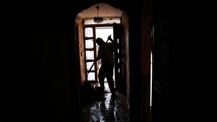 Warga Spanyol Mulai Bersih-bersih Lumpur Sisa Banjir Banjir yang menerjang Utiel dan Valencia sudah mulai surut. Warga pun mulai membersihkan lumpur sisa banjir di dalam rumahnya.