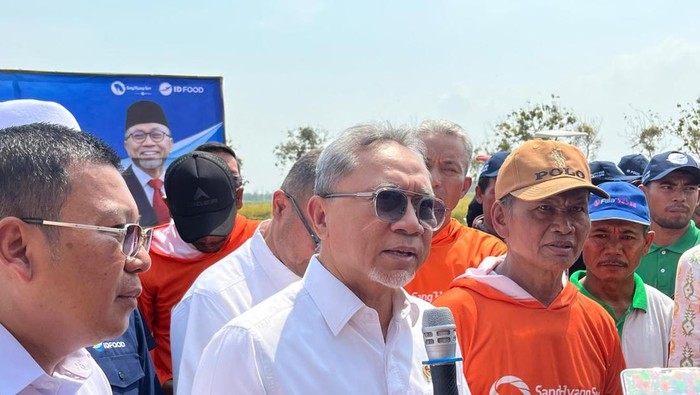 Zulhas Tinjau Sawah di Subang