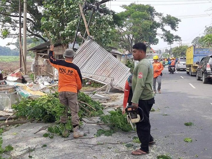 20 Rumah Rusak Akibat Hujan Lebat Dan Angin Kencang Di Kediri