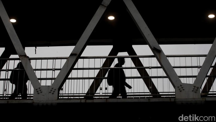 59 Ribu Orang Kena PHK hingga Oktober 2024 Badai pemutusan hubungan kerja (PHK) masih menghantui pekerja di Indonesia. Kementerian Ketenagakerjaan (Kemnaker) mencatat sebanyak 59.764 orang terkena PHK hingga Oktober 2024.