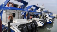 Warga menaiki kapal Dinas Perhubungan (Dishub) DKI Jakarta di Dermaga Pulau Payung, Kepulauan Seribu, Jakarta, Jumat (1/11/2024).  