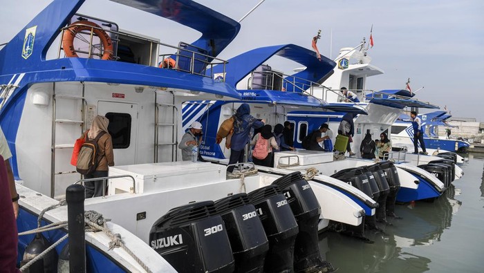 Warga menaiki kapal Dinas Perhubungan (Dishub) DKI Jakarta di Dermaga Pulau Payung, Kepulauan Seribu, Jakarta, Jumat (1/11/2024). Kepala Satuan Pelayanan Unit Kerja Pengelolaan Angkutan Perairan Dinas Perhubungan Provinsi DKI Jakarta Suparto Napitu mengatakan Dinas Perhubungan Prov DKI Jakarta sudah membuat lintasan wisata Kepulauan Seribu dengan rute Pulau Bidadari, Pulau Kelor, Pulau Onrust dan Pulau Cipir, dimana saat ini tinggal memasuki tahap peresmian oleh Kementerian Pariwisata atau PJ Gubernur DKI Jakarta. ANTARA FOTO/Muhammad Adimaja/aww.