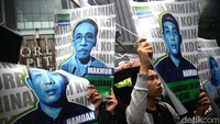 Selama aksi, aktivis membawa foto petani serta membawa spanduk tuntutan. 