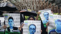Aksi ini dilakukan aktivis dari berbagai elemen seperti Wahana Lingkungan Hidup (Walhi), Jatam dan Trend Asia. 