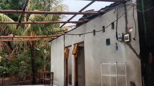 Angin kencang menerjang atap rumah milik warga di Banjar Dinas Lebah Siung, Desa Panji, Kecamatan Sukasada, Buleleng, Bali, Jumat (1/11/2024). (BPBD Buleleng
