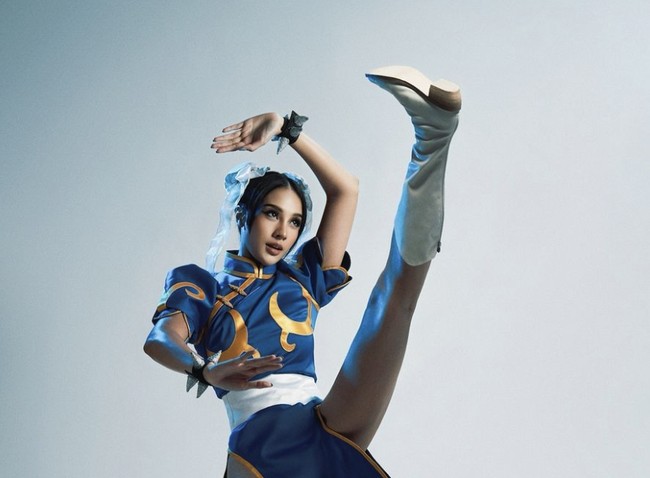 Kombinasi antara warna biru yang kontras dengan motif emas dan aksesori rambut ikonik Chun-Li menjadikan penampilan Anya terlihat sangat mirip dengan karakter tersebut. Foto: dok. Instagram @anyageraldine