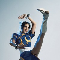 Kombinasi antara warna biru yang kontras dengan motif emas dan aksesori rambut ikonik Chun-Li menjadikan penampilan Anya terlihat sangat mirip dengan karakter tersebut. Foto: dok. Instagram @anyageraldine