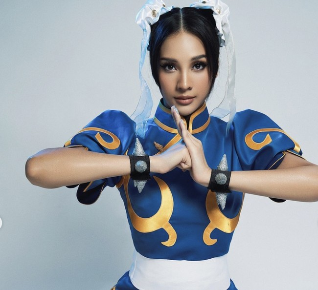 Anya Geraldine mengenakan dres congsam biru dengan lengan pendek yang memperlihatkan kekhasan kostum Chun-Li.  Foto: dok. Instagram @anyageraldine