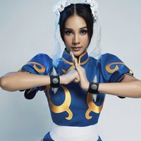 Anya Geraldine mengenakan dres congsam biru dengan lengan pendek yang memperlihatkan kekhasan kostum Chun-Li.  Foto: dok. Instagram @anyageraldine