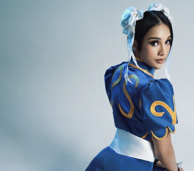 Banyak yang memuji keberaniannya dalam menghidupkan karakter Chun-Li dengan tetap setia pada elemen ikonis karakter tersebut, sementara beberapa lainnya merasa tampilan tersebut cukup berani dan terlalu seski. Foto: dok. Instagram @anyageraldine