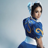 Banyak yang memuji keberaniannya dalam menghidupkan karakter Chun-Li dengan tetap setia pada elemen ikonis karakter tersebut, sementara beberapa lainnya merasa tampilan tersebut cukup berani dan terlalu seski. Foto: dok. Instagram @anyageraldine