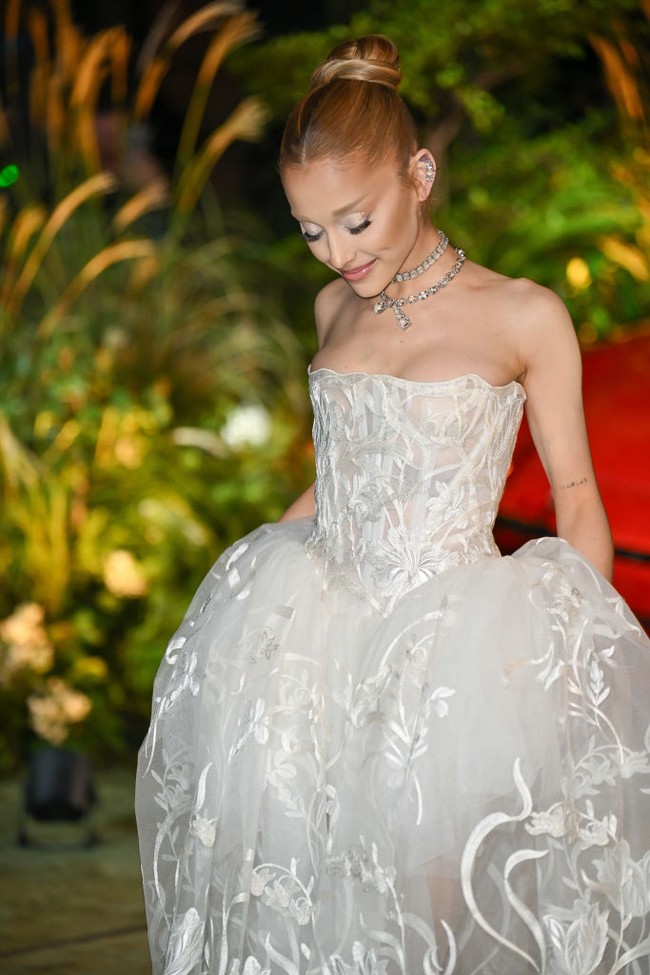 Pada bulan April, Ariana angkat bicara terkait dengan kritikan atas tubuhnya yang semakin kurus. “Aku pikir kita harus menjadi lebih lembut dan seharusnya tidak nyaman mengomentari tubuh orang, apapun yang terjadi,” ucap Ariana Grande di TikToknya. Foto: Getty Images