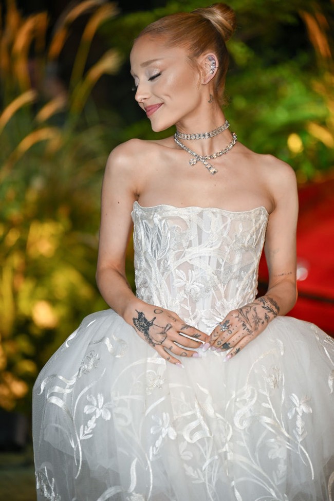 Meskipun tampilannya memesona, banyak penggemar yang menyoroti tubuh Ariana yang semakin kurus. Di media sosial, mereka menyuarakan kekhawatiran akan kesehatan penyanyi Thank U, Next itu.  Foto: Getty Images