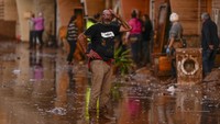 Menurut para ilmuwan, perubahan iklim yang dipicu oleh aktivitas manusia semakin meningkatkan frekuensi dan intensitas kejadian cuaca ekstrem. Kelompok ilmuwan dari World Weather Attribution mencatat bahwa curah hujan yang mengguyur Spanyol pekan ini sekitar 12% lebih tinggi dibandingkan kondisi sebelum pemanasan global. (AP Photo/Manu Fernandez) 