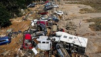Ratusan penduduk saat ini mengungsi di tempat penampungan sementara karena jalan raya dan jalur kereta terganggu parah. (AP Photo/Manu Fernandez) 