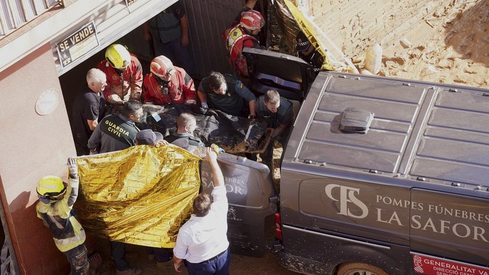 Vehicles are seen piled up after being swept away by floods in Valencia, Spain, Thursday, Oct. 31, 2024. (AP Photo/Alberto Saiz)