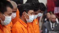 Para tersangka tersebut diduga melanggar Pasal 114 Ayat (2) subsider Pasal 112 Ayat (2) jo 132 ayat (2) UU 35 Tahun 2009 Tentang Narkotika dengan ancaman hukuman pidana mati, pidana penjara seumur hidup atau pidana penjara paling singkat 6 tahun dan paling lama 20 tahun.
