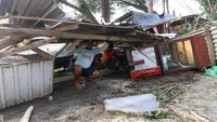 sejumlah pohon roboh dan merusak belasan rumah warga yang tersebar di Desa Plosolor dan Pranggang. 