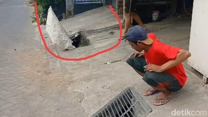 Besi Penutup Selokan Hilang Dicuri Maling