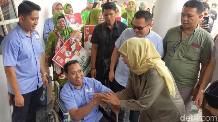 Cagub Jatim Khofifah bersama pekerja kecap difabel di Trenggalek