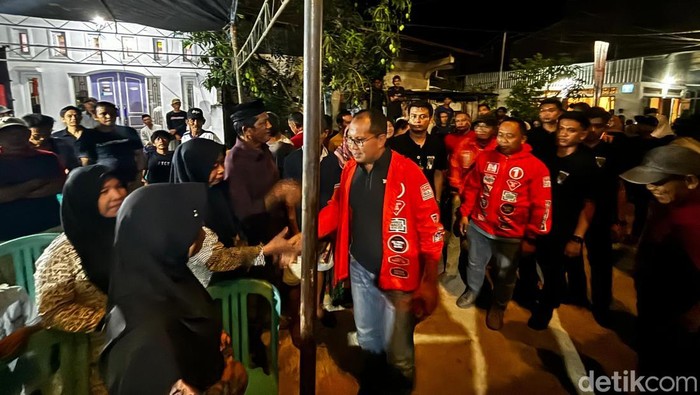 Cagub Sulsel Danny Pomanto menyapa warga Kelurahan Siwa, Kecamatan Pitumpanua, Wajo.