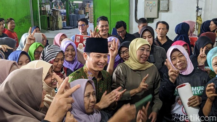 Cak Ipin saat mendampingi Khofifah saat kunjungan ke Trenggalek