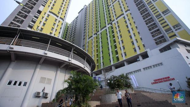 Calon penyewa melihat hunian di rumah susun sewa (rusunawa) Pasar Rumput, Jakarta, Jumat (1/11/2024). (CNBC Indonesia/Faisal Rahman)